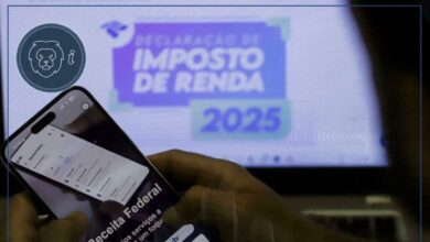 Usuário com o celular e o computador na página da receita federal