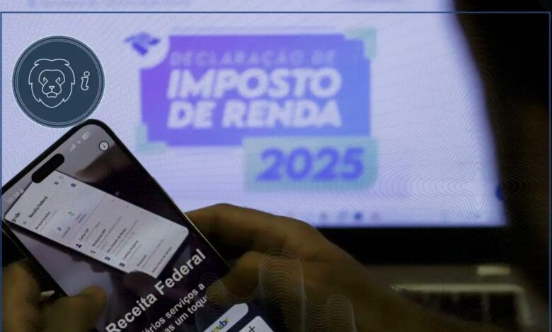 Usuário com o celular e o computador na página da receita federal