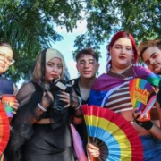 Parada LGBT+ em Campo Grande reúne jovens por respeito e direitos