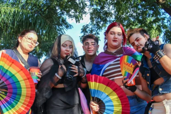 Parada LGBT+ em Campo Grande reúne jovens por respeito e direitos