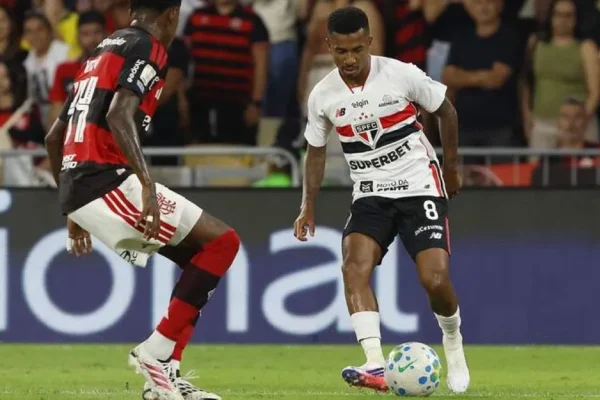 Flamengo empata com São Paulo e perde chance de encostar no líder