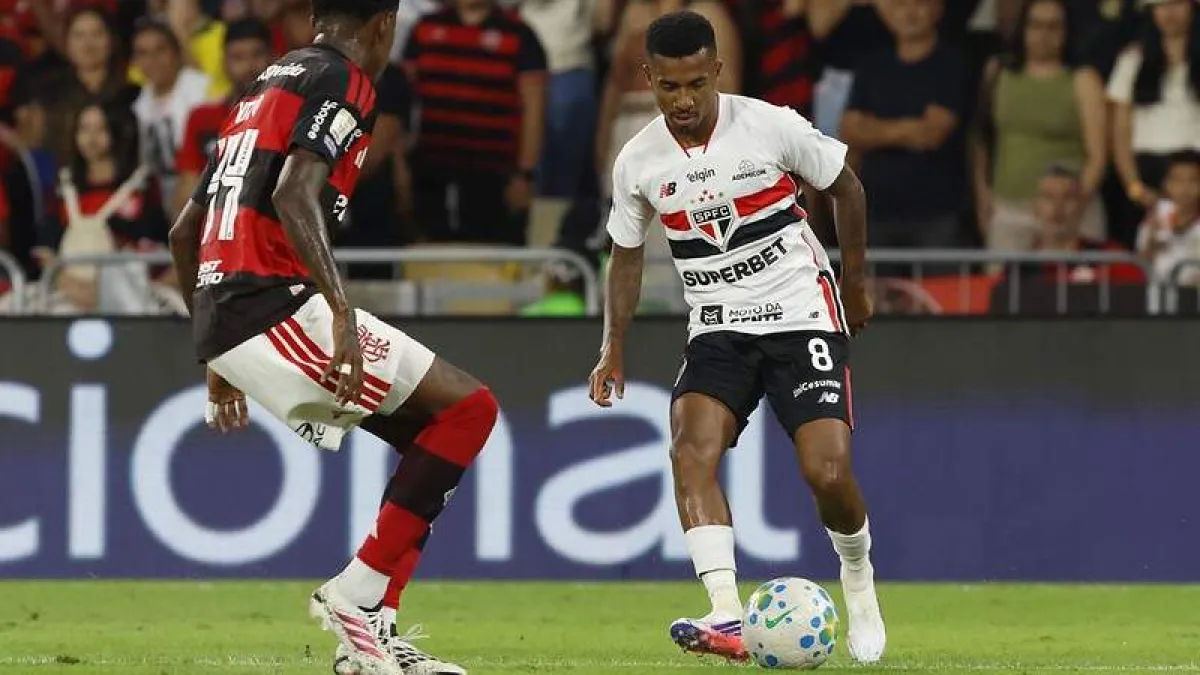 Flamengo empata com São Paulo e perde chance de encostar no líder