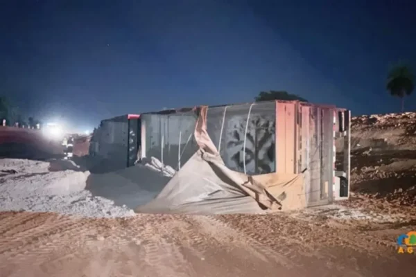 Carreta tomba em obra na BR-163 e motorista fica ferido