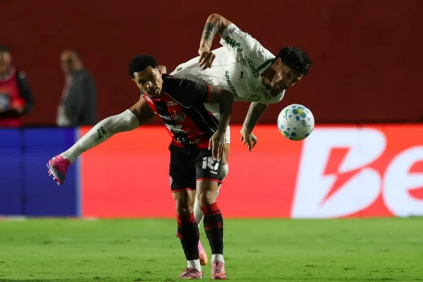 Palmeiras goleia e abre 8 pontos; Fluminense empata com Bahia