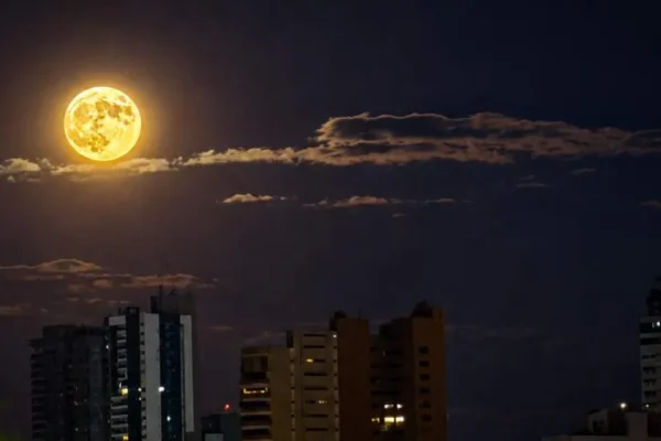 Lua dos Veados: fenômeno alaranjado encanta MS