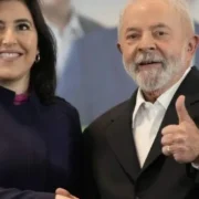 Lula é multado em R$ 15 mil por pedir votos para Simone Tebet