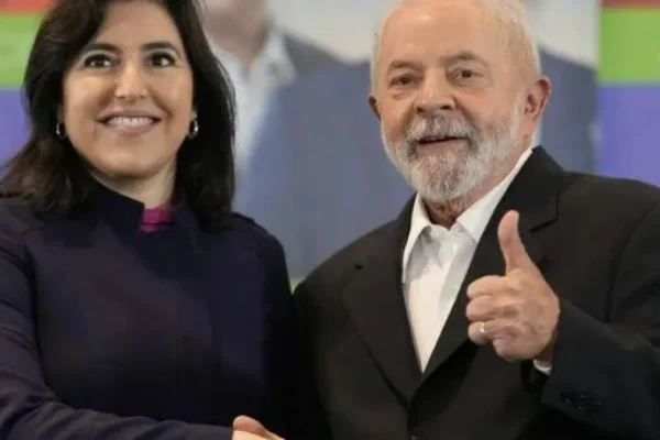 Lula é multado em R$ 15 mil por pedir votos para Simone Tebet