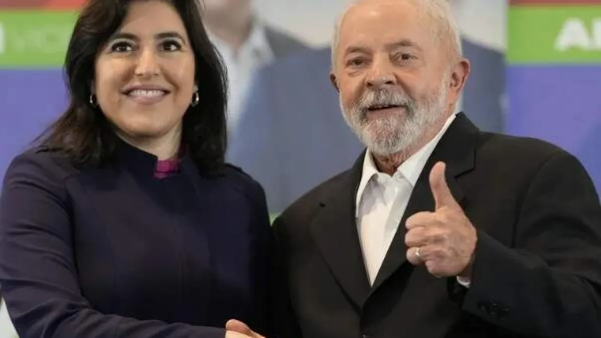 Lula é multado em R$ 15 mil por pedir votos para Simone Tebet