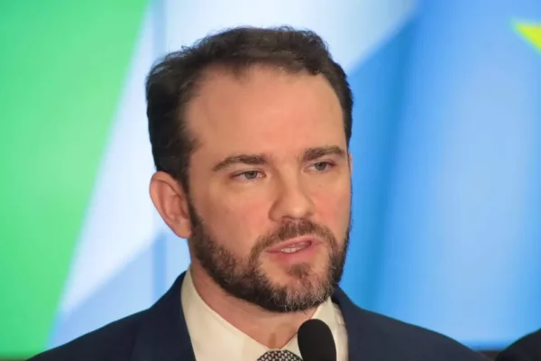 Durigan promete diálogo com indústria contra tarifaço e juros
