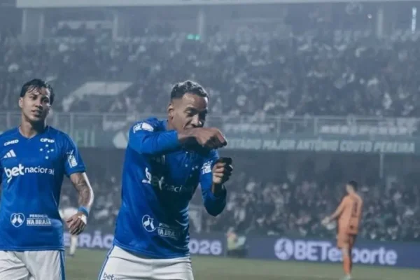 Cruzeiro vence Coritiba e assume 7º lugar no Brasileirão