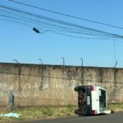 Motorista sem CNH capota e destrói Uno na Tamandaré em Campo Grande