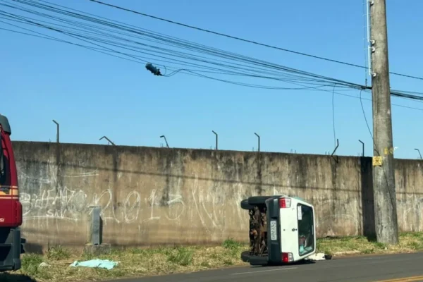 Motorista sem CNH capota e destrói Uno na Tamandaré em Campo Grande