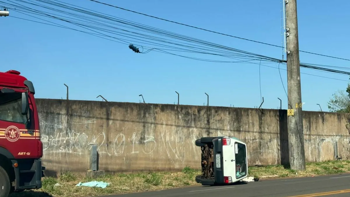 Motorista sem CNH capota e destrói Uno na Tamandaré em Campo Grande