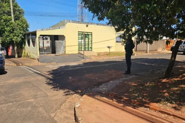 Dupla em moto cerca casa e executa homem escondido na cozinha