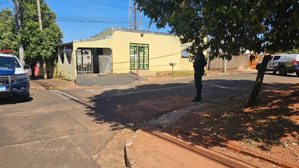 Dupla em moto cerca casa e executa homem escondido na cozinha