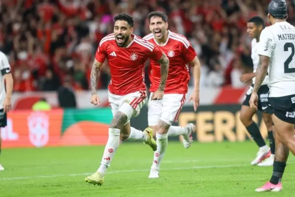 Internacional vence Corinthians por 2 a 0 e abre vantagem nas oitavas