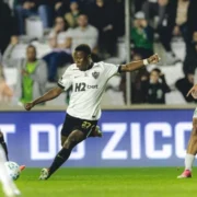 Atlético-MG vence no fim e avança às quartas da Copa do Brasil