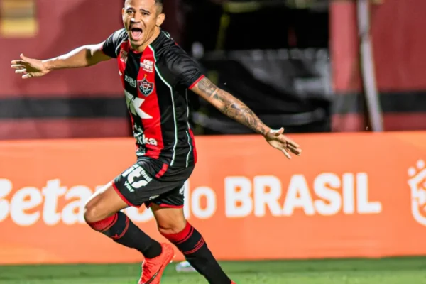 Vitória goleia Athletico-PR por 4 a 0 e avança às quartas da Copa do Brasil