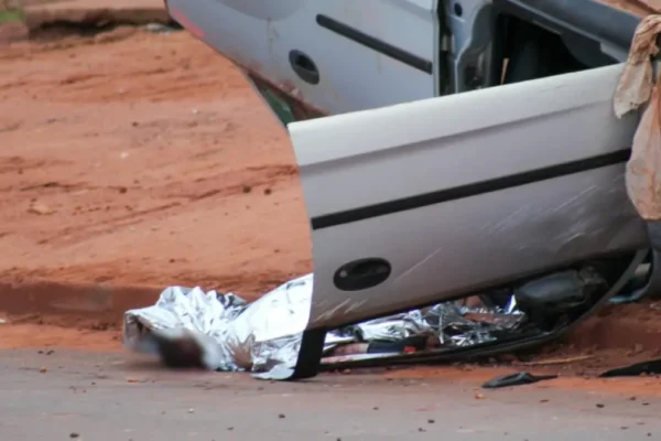 Motorista capota carro e morre após sair de conveniência em Campo Grande