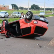 Acidente entre Uno e Gol deixa carros destruídos na Vila Sobrinho