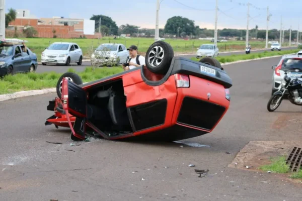 Acidente entre Uno e Gol deixa carros destruídos na Vila Sobrinho