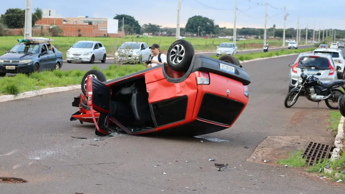 Acidente entre Uno e Gol deixa carros destruídos na Vila Sobrinho