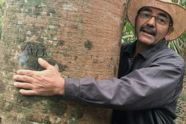 Pantaneiro que salvou fazenda com diques vira livro