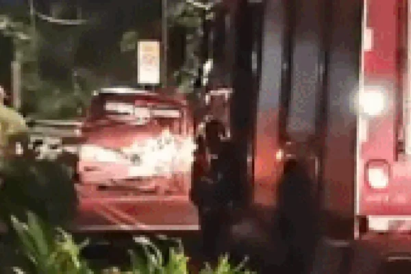 Caminhão tomba na Av. Heráclito após acidente com F-1000 em Campo Grande