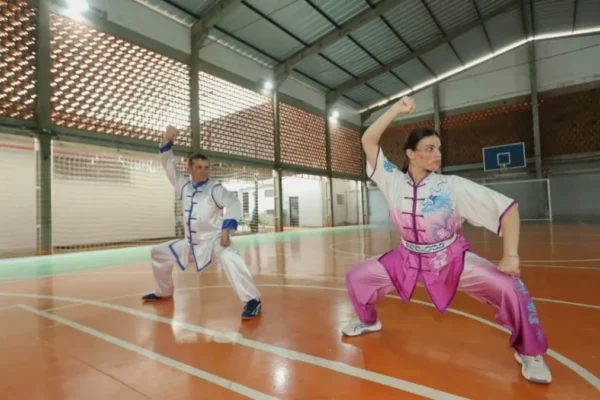Pais e filhas fortalecem laços com kung-fu de geração em geração