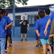 Pais quebram padrão e se tornam presença ativa na rotina dos filhos
