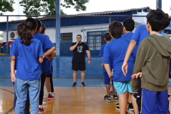 Pais quebram padrão e se tornam presença ativa na rotina dos filhos