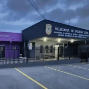 Jovem é morto com dez tiros ao abrir portão em Costa Rica