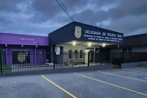Jovem é morto com dez tiros ao abrir portão em Costa Rica