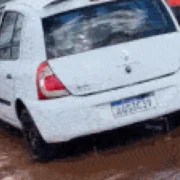 Kwid atola em buraco, alaga e motorista perde dia de trabalho
