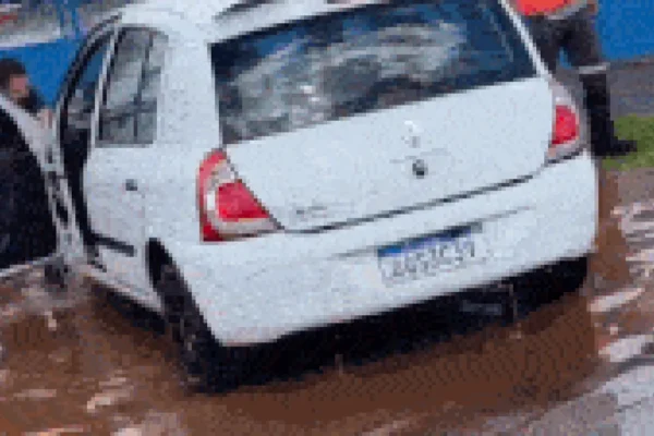 Kwid atola em buraco, alaga e motorista perde dia de trabalho