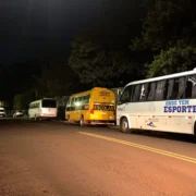 Ônibus de Jogos Escolares travam trânsito no Estoril