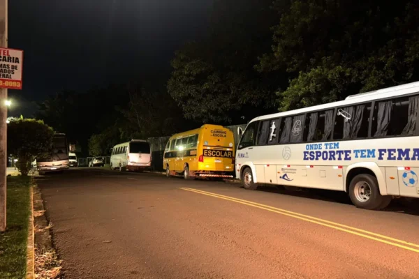 Ônibus de Jogos Escolares travam trânsito no Estoril