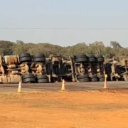 BR-436 segue bloqueada após vazamento de etanol em MS