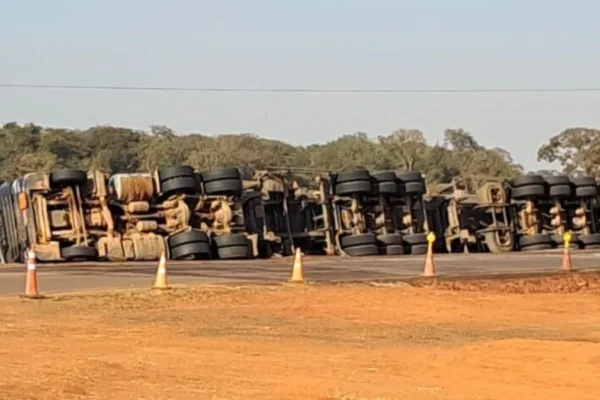 BR-436 segue bloqueada após vazamento de etanol em MS