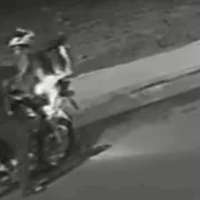 Dupla armada rouba moto e capacete de entregador em Campo Grande