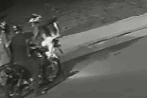 Dupla armada rouba moto e capacete de entregador em Campo Grande