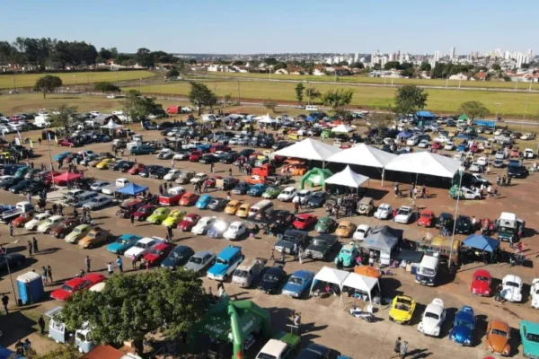 Retrocar MS: centenas de carros antigos tomam a Praça do Papa