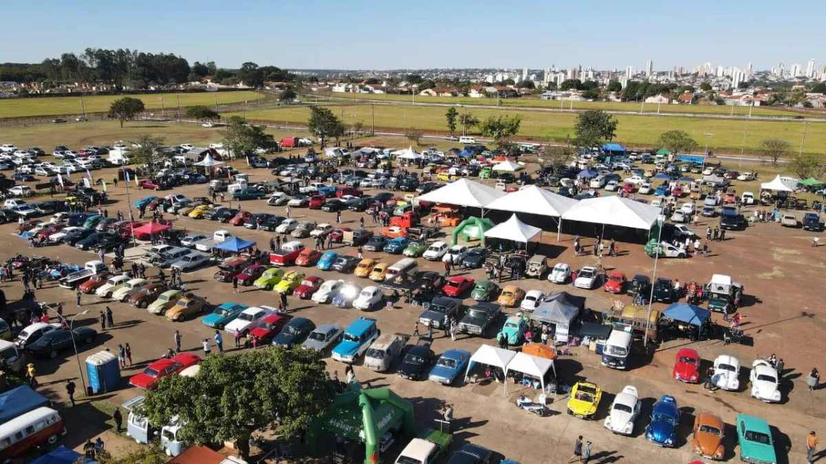 Retrocar MS: centenas de carros antigos tomam a Praça do Papa