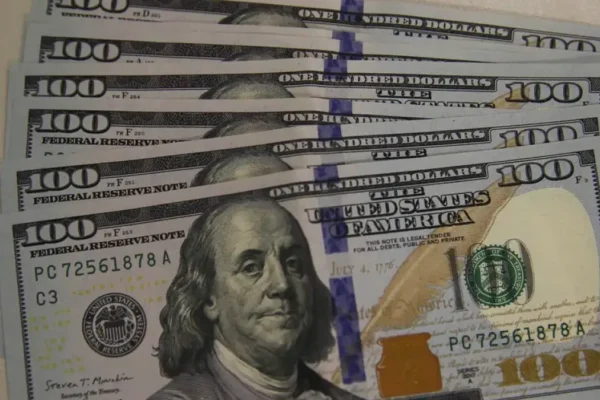 Dólar sobe a R$ 5,19 com saída de estrangeiros da bolsa