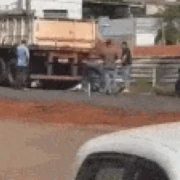 Homem foge da polícia e se esconde embaixo de caminhão em Ribas