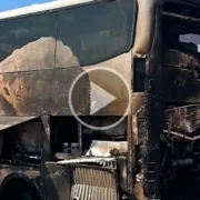 Ônibus pega fogo e é destruído na BR-163 em Jaraguari