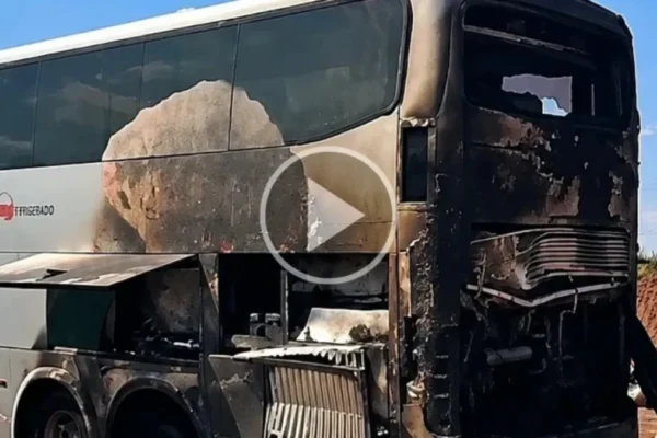 Ônibus pega fogo e é destruído na BR-163 em Jaraguari