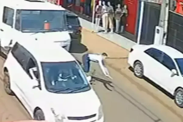 Caminhão sem freio atropela moto e atinge carro na fronteira